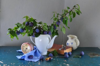 Hâlâ taze erik ve çiçeklerle dolu bir hayat.