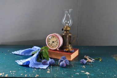 Bir bardak su ve masada bir şişe şarapla sakin bir hayat.