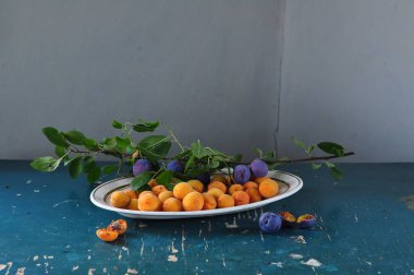 Taze erikler masada kasede.