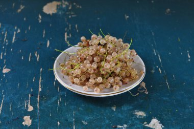 Tahta bir arka planda bir kase taze olgun üzüm.