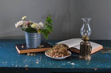 Bir buket çiçekle, bir sürahi sütle ve masada bir bardak sütle...