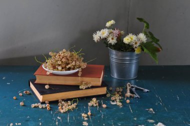 Çiçek buketi ve kitap masanın üstünde. durgun hayat.