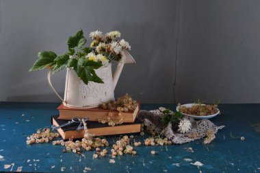 Bir buket çiçekle ve gri arka planda bir sürahi sütle durgun bir hayat