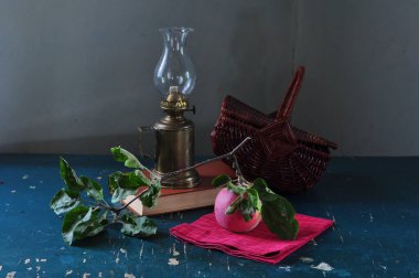 Ahşap bir masada mumla durgun bir hayat