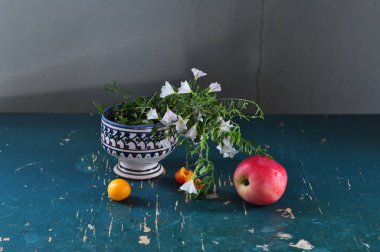 Paskalya, bahar çiçekleri ve paskalya yumurtalarıyla dolu..