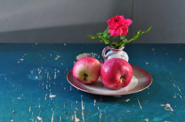 Kırmızı elma ve çiçekler
