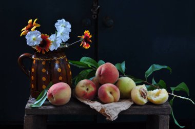 Elmalar ahşap masada.