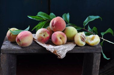 Tahta kutuda taze, sulu armutlar, yakın görüş.