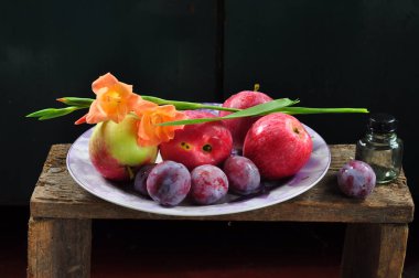 kırmızı elmalar ve erikler bir tabakta