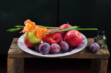 Masada taze meyve ve sebze var.