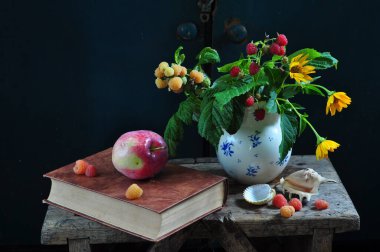 Bir demet çiçek ve kitapla dolu bir hayat