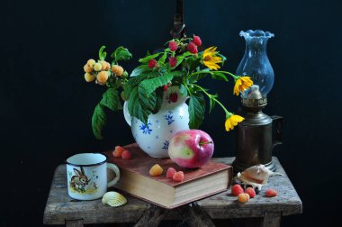 Paskalya yumurtası ve çiçeklerle dolu bir hayat.