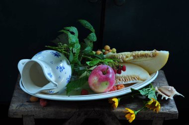 Paskalya sade ve siyah arka planda yumurtaları olan