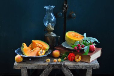 Olgun portakal meyvesi, yeşil yapraklar ve koyu ahşap arka planda bir bardak şarap. sağlıklı diyet kavramı.