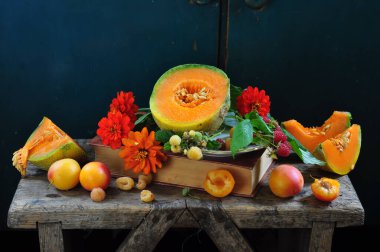 Tahta bir masada taze meyveler