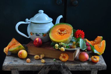 Olgun balkabağı ve meyveler kırsal bir zeminde