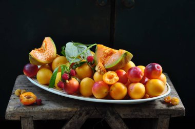 Tahta bir masada taze meyve tabağı