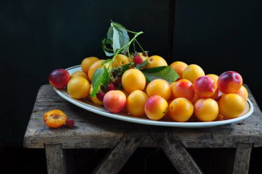 Tahta bir masada taze erikler.