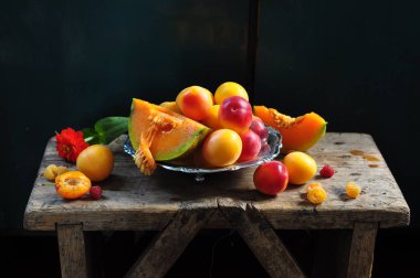 Siyah arka planda olgun meyve ve sebzeler