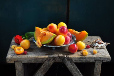 Tahta masada taze meyveler.