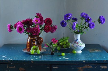 Masanın üzerinde vazolar içinde güzel bir buket