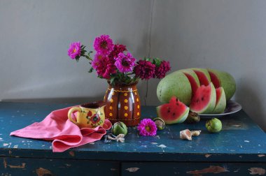 Çiçekler ve meyvelerle dolu bir hayat