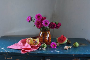 Çiçekler, vazolar ve elmalarla dolu bir hayat.