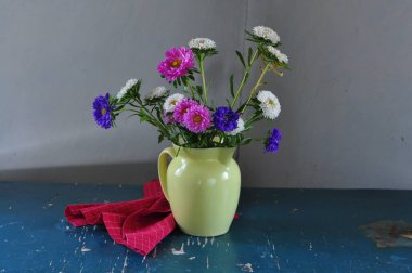 Bir sürahi ve bir sürahi içinde güzel bahar papatyaları