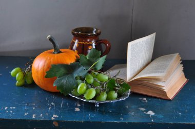 Sonbahar durgun yaşamı, balkabağı, kitap, sonbahar yaprakları, elma ve üzüm
