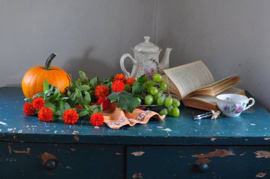 Sonbahar hayatı hala hayat, balkabakları, balkabakları ve yapraklar.