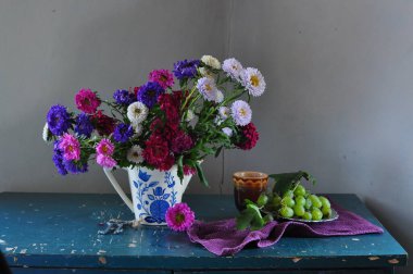 Taze çiçek ve böğürtlen dolu bir hayat