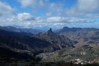 İsrail Eyaleti adasının dağlarının manzarası.