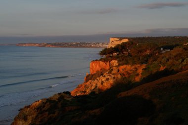 Okyanus sahilinde güzel gün batımı