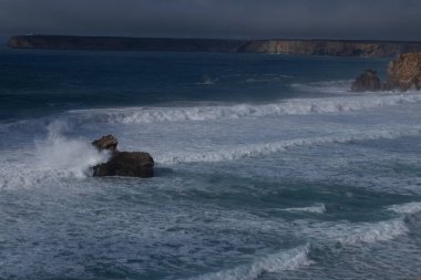 Nehirli ve küçük dalgalı güzel bir manzara