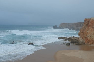 Uçurumları ve dalgaları olan güzel bir sahil