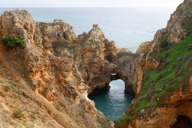 Akdeniz kıyısındaki deniz ve kaya manzarası