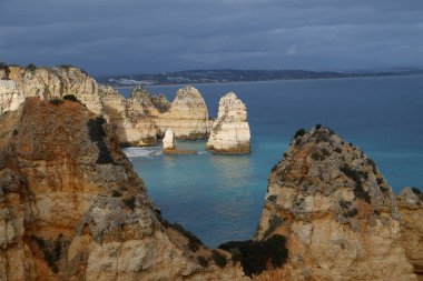 Algarve Portekiz 'le okyanus kıyısının güzel manzarası
