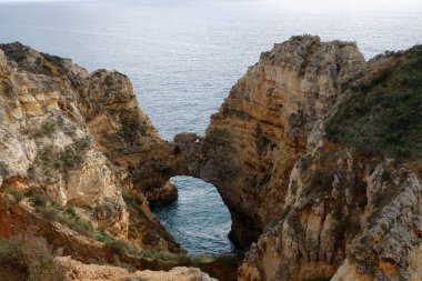 İsrail 'in kuzeyindeki Akdeniz' in güzel kıyıları. Akdeniz 'in sıcak suyu