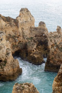 Güzel deniz manzaralı kayalık sahil