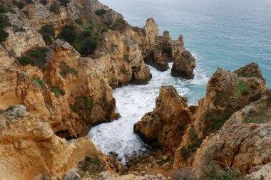 Akdeniz kayalıklarının manzarası.