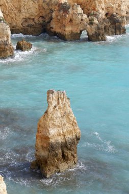 Kayalıklardaki deniz dalgaları.