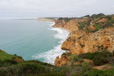 Uçurumun tepesinden deniz manzarası