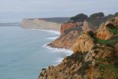 Atlantik Okyanusu kıyısında