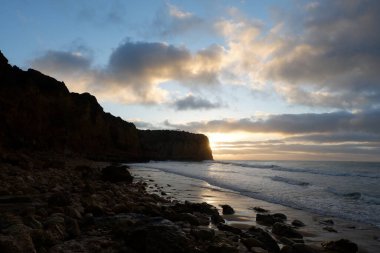 Akşamları kumsalda gün batımı