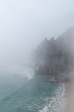 Gündüz vakti deniz kıyısında.