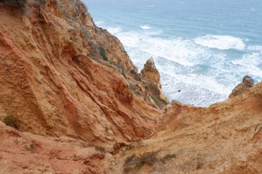 Deniz uçurumlarının güzel manzarası.