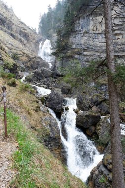 Kayalıklarda bir şelale