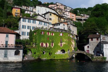 Dağlardaki eski kasabanın güzel manzarası