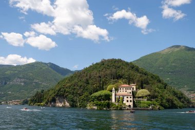 Sahilden göl manzarası