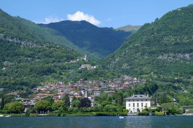 Arka planda eski şehir Kotor var.